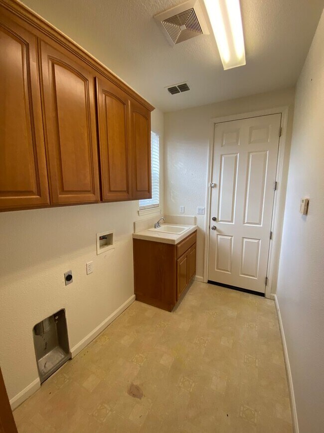 Building Photo - Elegant 2 story home in NW Visalia Coming ...