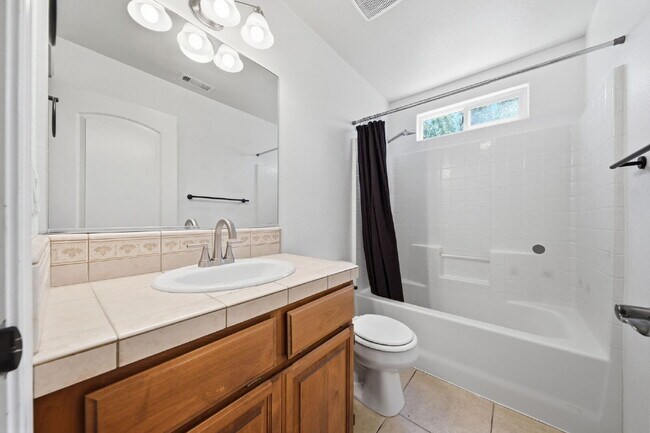Building Photo - Very clean move in ready dog friendly