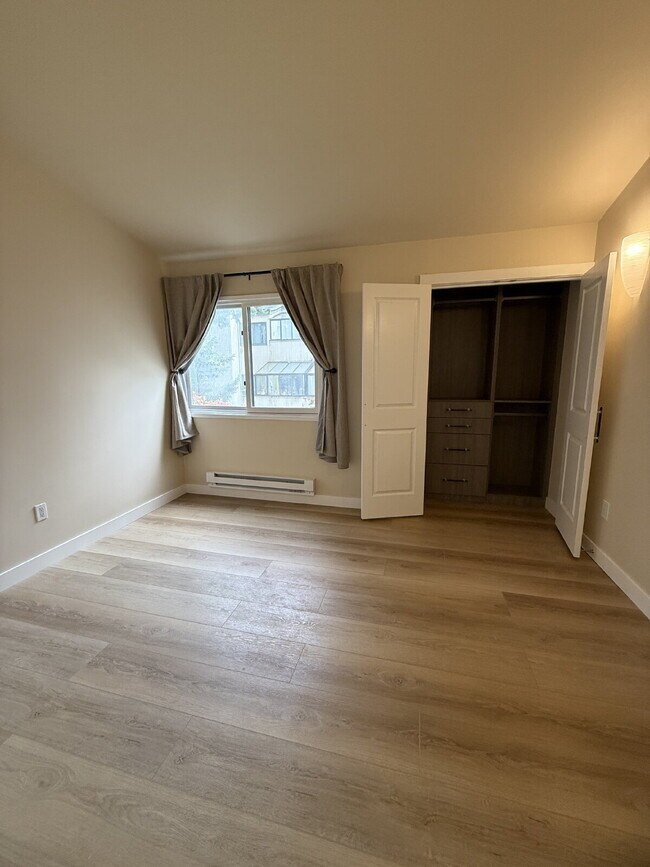 Building Photo - Fully Remodeled Bellevue Condo Available Now!