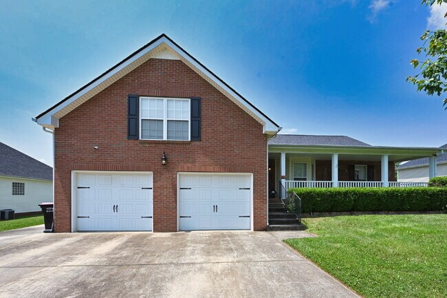Building Photo - Show-Stopping Rental Home – A Rare Find wi...