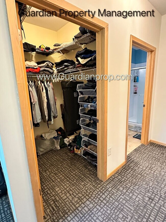 Building Photo - St Louis Park Condo, Ground Level Walk Out...
