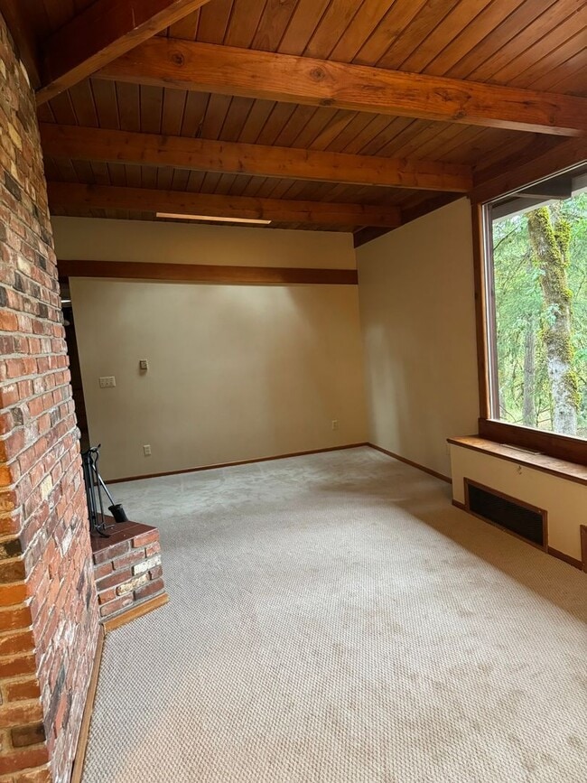 Building Photo - ALL UTILITIES INCLUDED! ~ 3 Bedroom 1 Bath