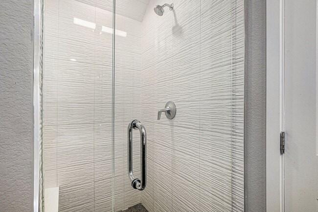 Building Photo - 1 Bed 1.5 Bath Townhome in West Highland Available!