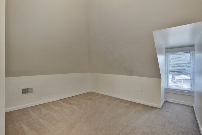 Building Photo - Large 5 Bedroom North Campus Townhouse - 1st house from High Street