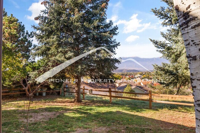 Building Photo - Beautiful 4 bedroom home with Stunning Col...