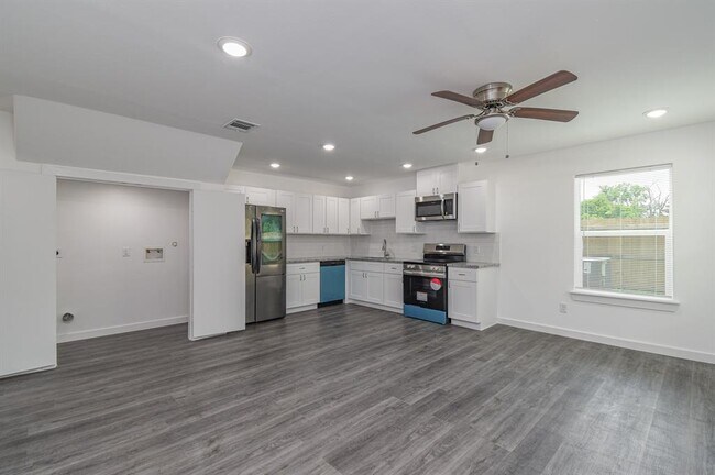 Building Photo - 7802 Crestview Dr