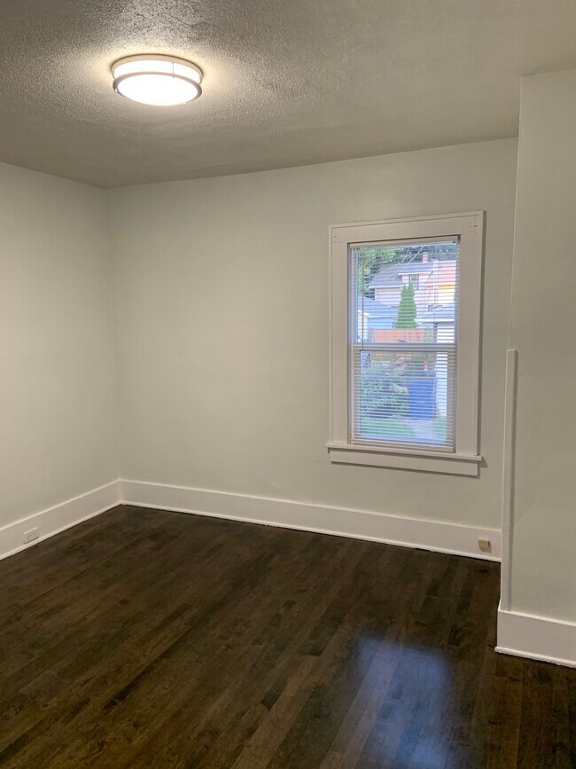 Bedroom - 1329 Blaine Ave