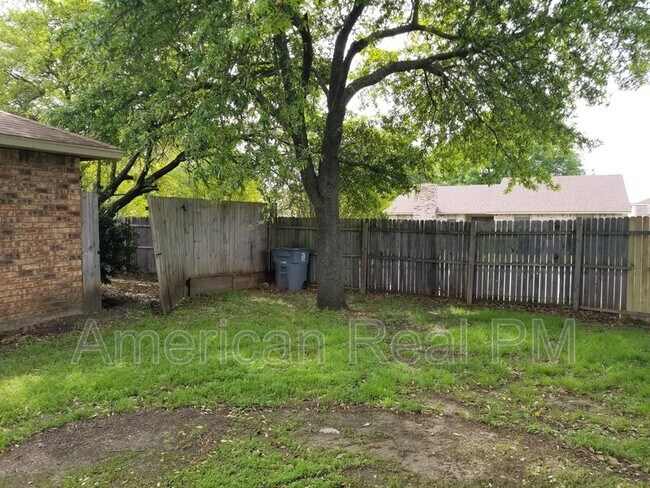 Building Photo - 801 Wood Glen