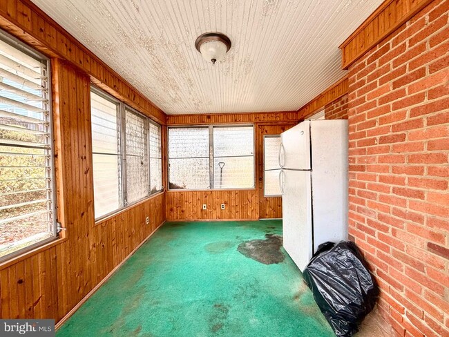 Building Photo - 2121 Patrick Henry Dr