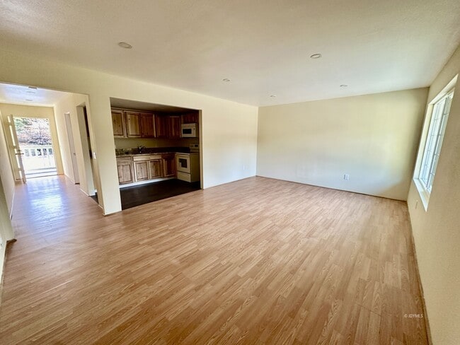 Building Photo - 1 bedroom Upper Floor apartment