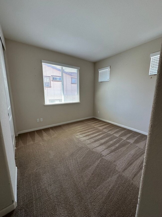 Building Photo - Garibaldi Ranch beautiful 4bedroom 3 full ...