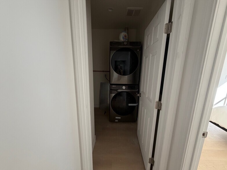 Building Photo - 1546 S Ogden Dr