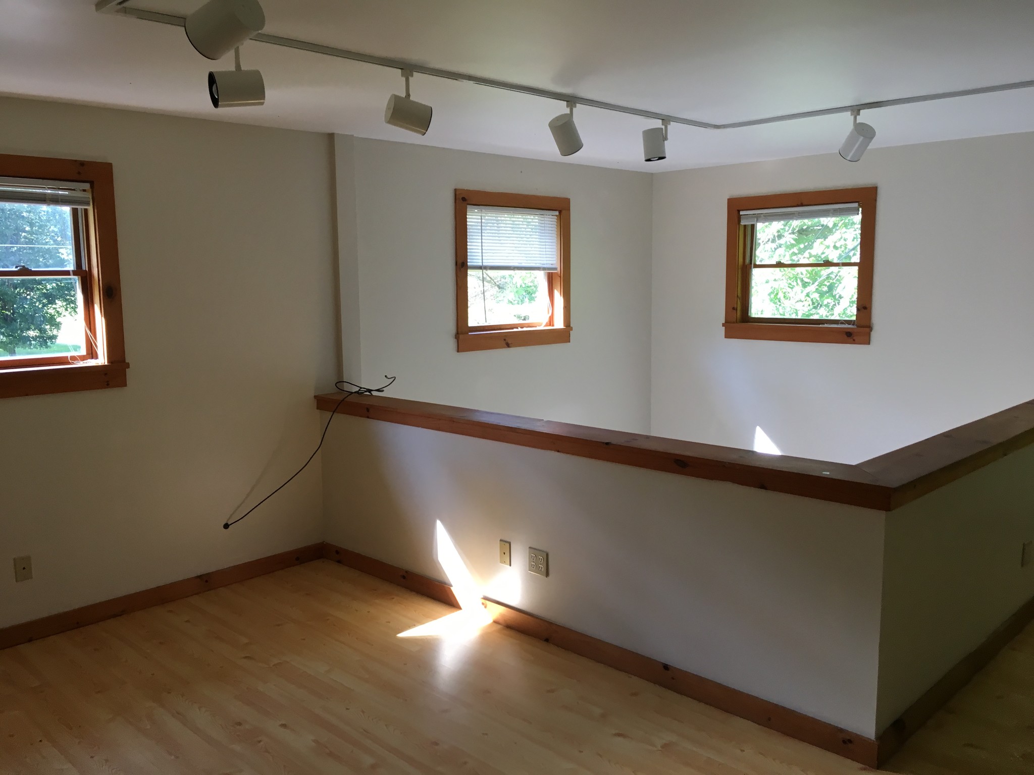 Building Photo - 257 Meadow Ln