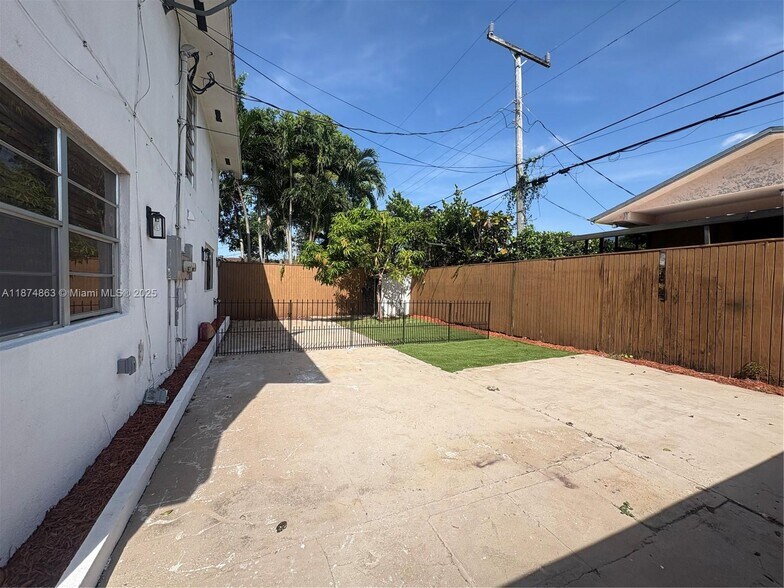 Building Photo - 3291 SW 25th St