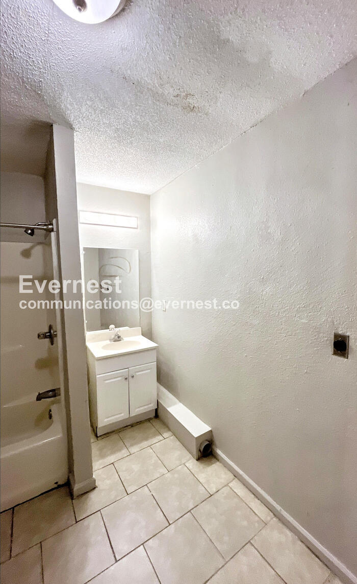 Building Photo - 2614 N Orchard Knob Ave