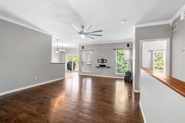 Building Photo - Beautiful 3-Bed, 3-Bath Home in Excellent ...