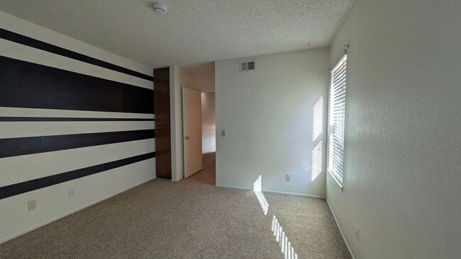 Building Photo - Cute two bedroom condo