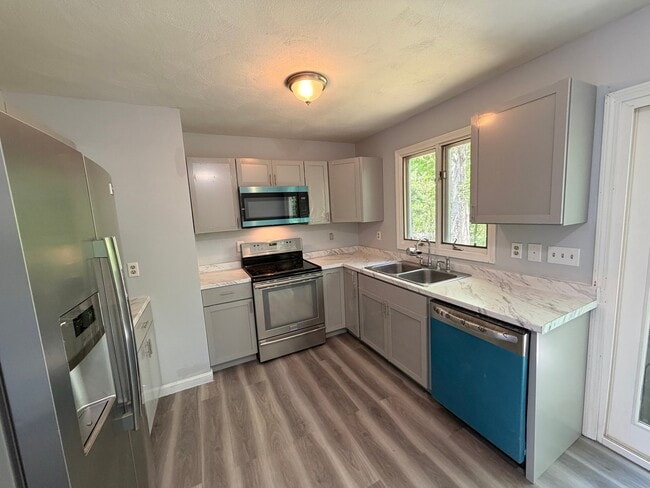 Building Photo - 28 Riverdale Ave