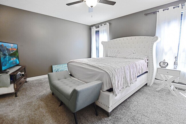 Building Photo - Pet Friendly Four Bedroom with Bonus!