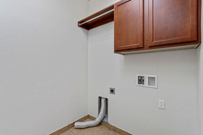 Building Photo - "Spacious 4-Bed Oasis with Granite Touches...