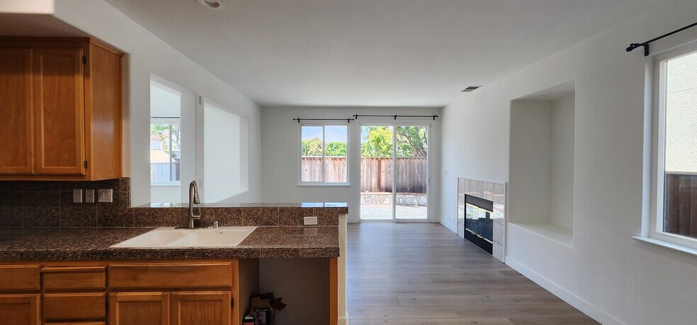 Building Photo - 2231 Aquatic Ct