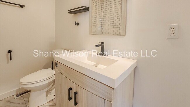 Building Photo - 1202 Greenwood Rd