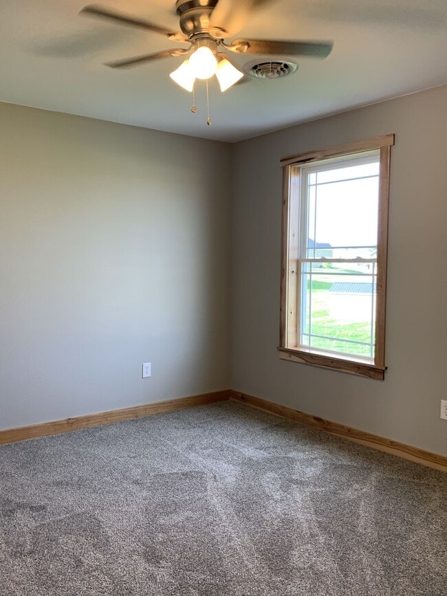 Building Photo - Gorgeous 3 bed, 2.5 bath single family hom...