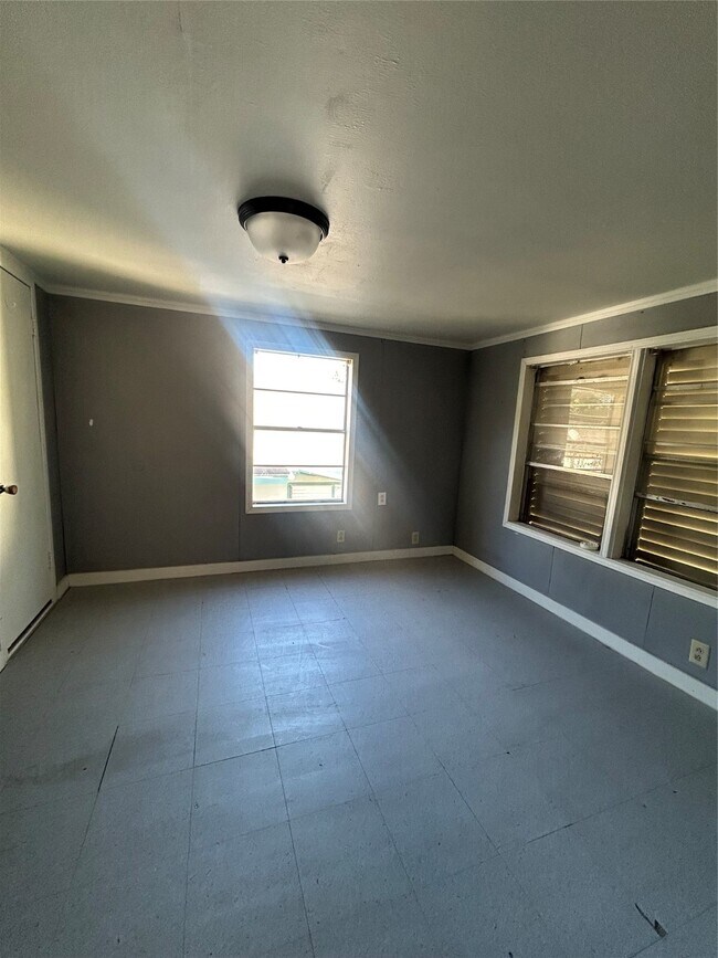 Building Photo - 1901 N Avenue G