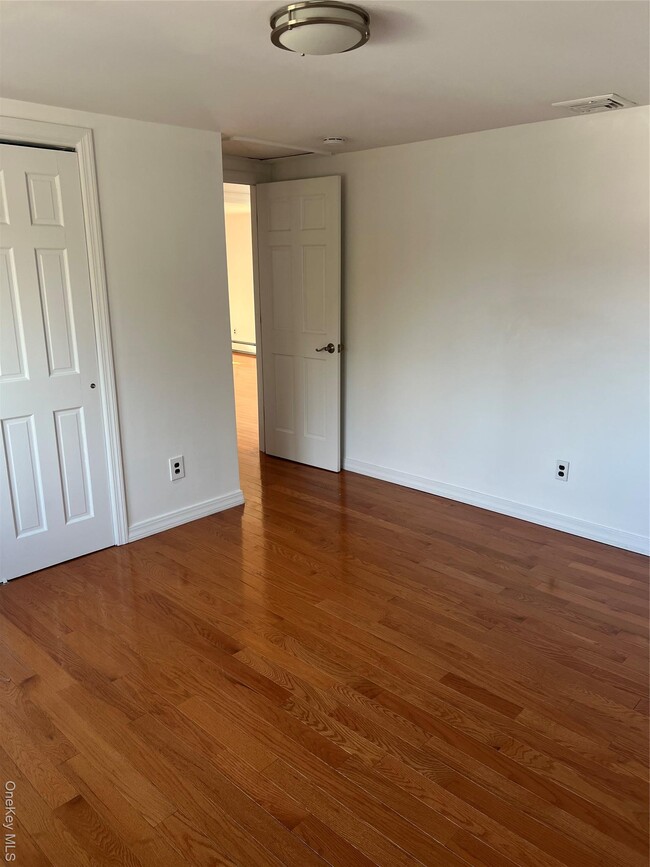 Building Photo - 1016 Oaks Dr