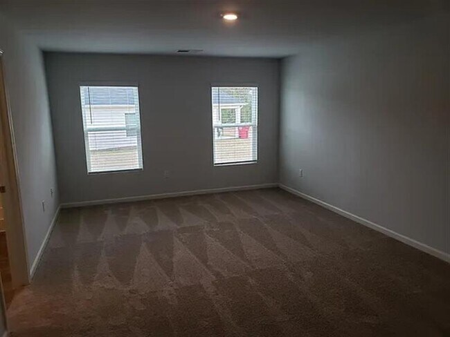 Building Photo - Move in Ready!