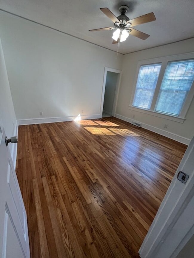 Building Photo - Newly-RENOVATED 2/2 House in a prime location!