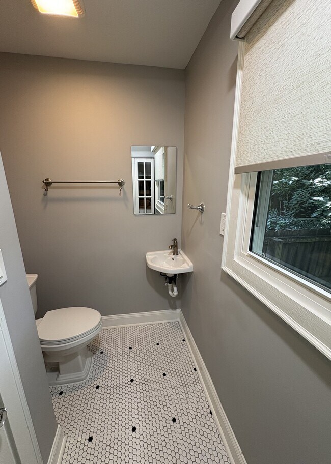 Building Photo - 1151 Rosedale Dr NE