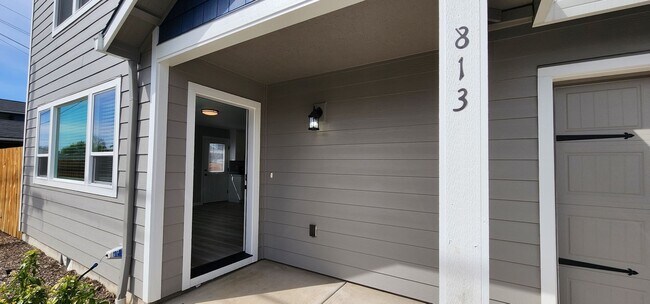 Building Photo - MOVE IN SPECIAL! New Construction Duplex i...