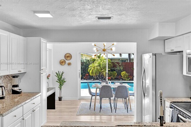 Building Photo - 4633 SW 28th Ave