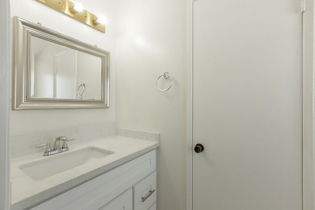 Building Photo - Spacious 2-Bedroom, 2.5-Bath Condo in Cano...