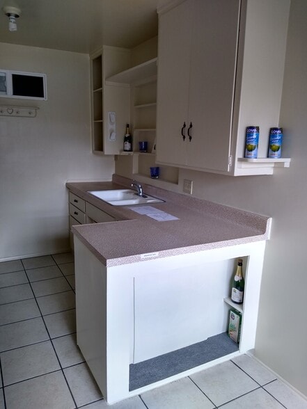 beautiful kitchen - has 4 windows - 1843 E Palmyra Ave