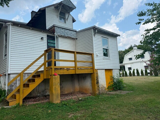Building Photo - 146 16th St
