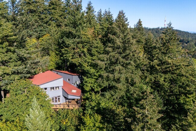 Building Photo - Sleek, spacious 3-bdrm/2.5-bath contemporary in SW Hills. Office, wine cellar, views, near Washin...