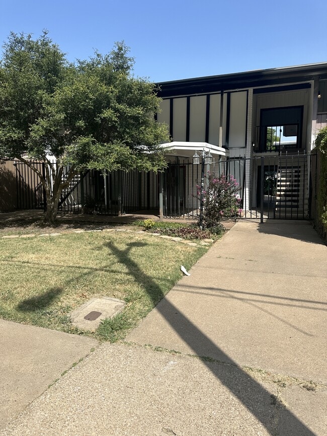 Building Photo - 2627 Douglas Ave