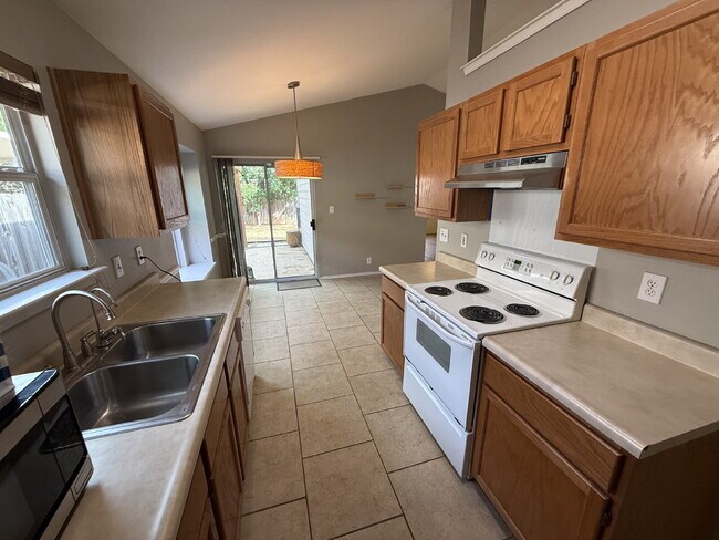 Building Photo - Well Maintained One-Story in Westchase | No Carpet + New Pergola + Prime Location