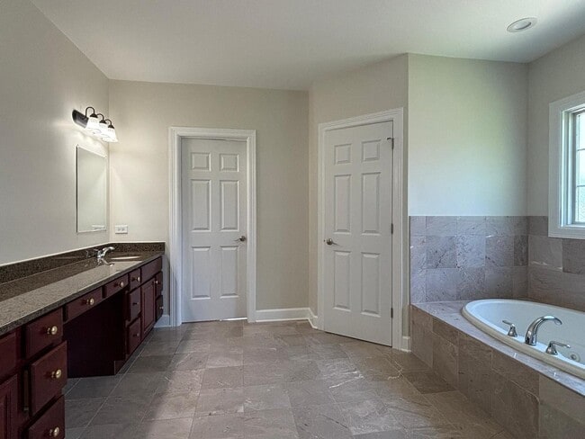 Building Photo - 8420 Redtail Dr