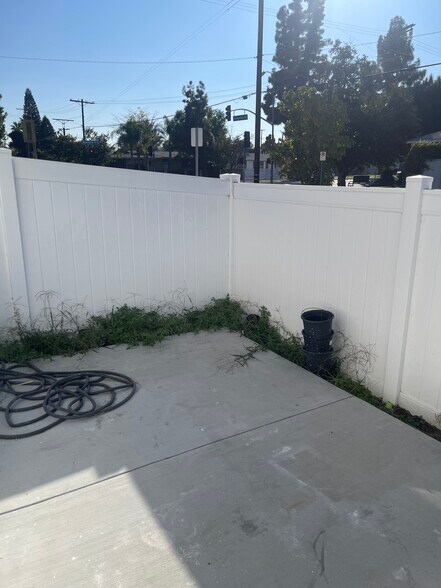 Building Photo - 10310 Montgomery Ave