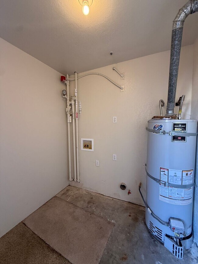 Building Photo - Downstairs Corner Condo in the Gated Community of Las Palmas