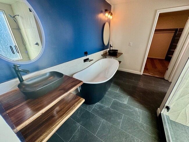 Building Photo - Your Home Is Ready For You!!
