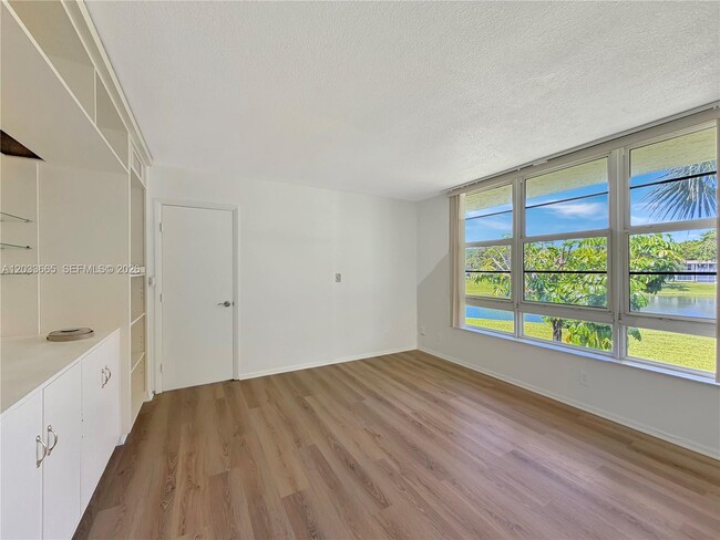 Building Photo - 3641 Oaks Clubhouse Dr