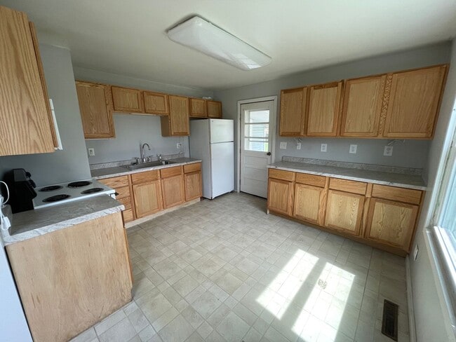 Building Photo - 3 Bedroom Home