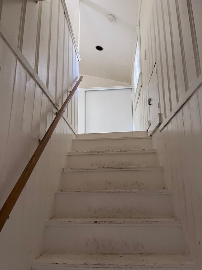 Building Photo - 2 STORY ONE BEDROOM APARTMENT IN PENRYN!
