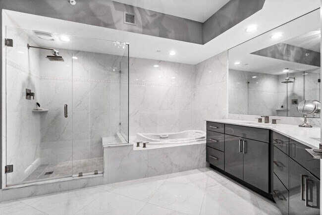 Building Photo - 2640 Lake Shore Dr