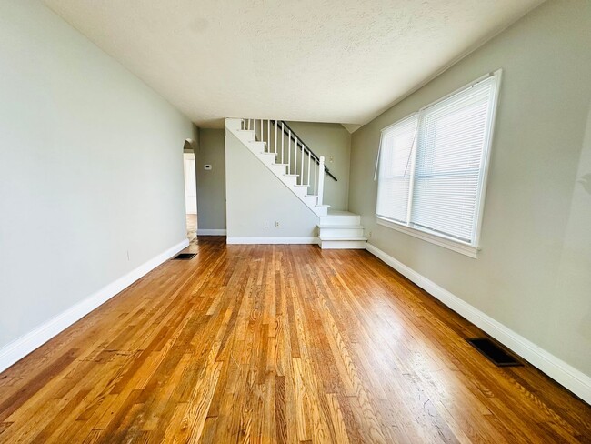 Primary Photo - Charming 4 Bedroom by Churchill Downs