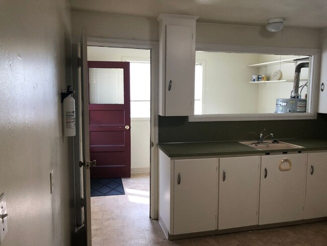 Building Photo - Charming 1-Bedroom Retreat in Vibrant Cour...